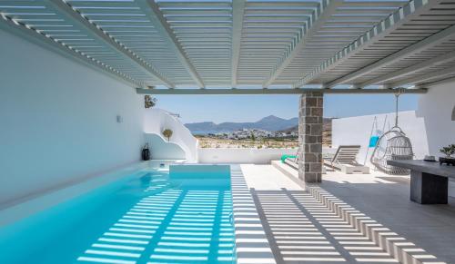 uma piscina no meio de uma casa em Calma Suite Milos em Adamas