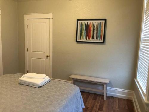 a bedroom with a bed and a picture on the wall at Mishas Comfort Haven in Marysville