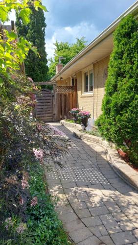 una casa con una pasarela de ladrillo delante de ella en Private Apartment Close to Airport Toronto Pearson, en Toronto