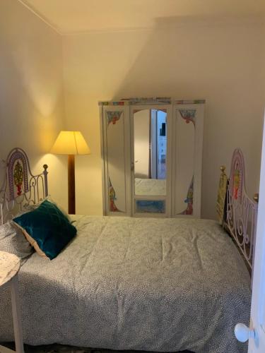 a bedroom with a bed and a mirror at Ilha ALFRIDA in Carrapatelo