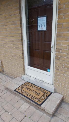 Η πρόσοψη ή η είσοδος του Private Apartment Close to Airport Toronto Pearson