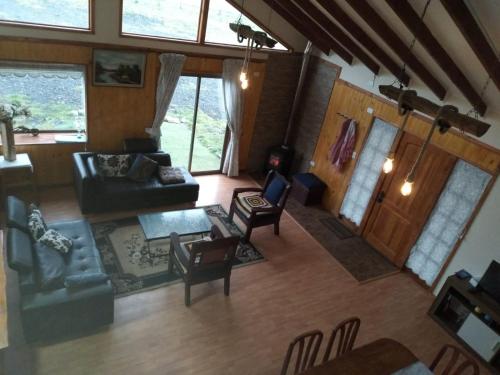 an overhead view of a living room with a couch and chairs at Casa chalet con tinaja in Pichil