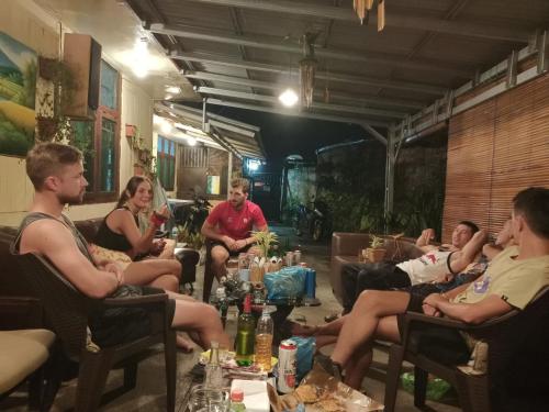 Tamu yang menginap di Chacha Homestay & Dormitory