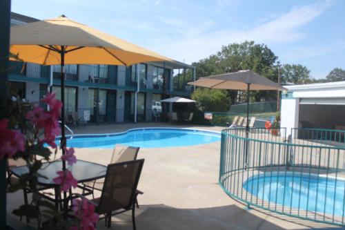 The swimming pool at or close to Ozark Valley Inn