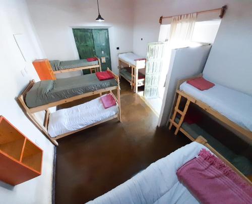 Pokój z kilkoma łóżkami piętrowymi w pokoju w obiekcie Cielito Lindo w mieście Cafayate
