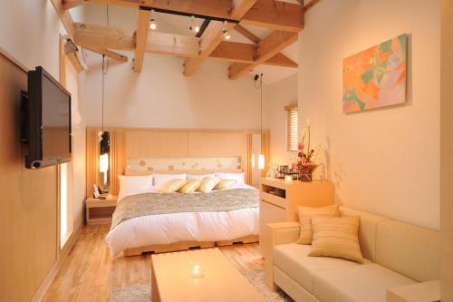 1 dormitorio con 1 cama y 1 sofá en Maebashi - House - Vacation STAY 64432v en Maebashi