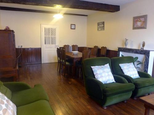 Fotografie z fotogalerie ubytování Gîte spacieux rénové avec jardin clos, 4 chambres, garage, proche de Chaumont. - FR-1-611-1 v destinaci Aubepierre-sur-Aube