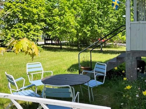 una mesa y sillas en un patio con mesa y sillas en 4 person holiday home in ST NGA, en Stånga