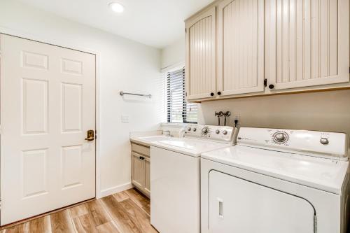 A kitchen or kitchenette at Admirals Cove