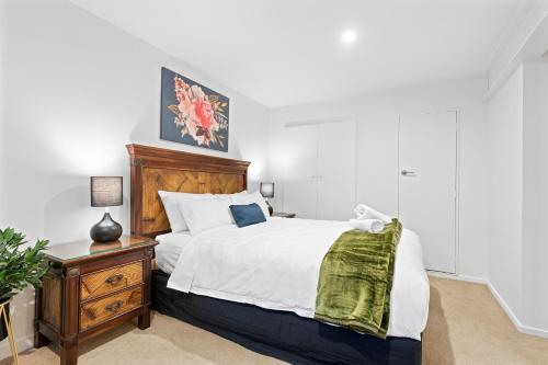 A bed or beds in a room at Alpine Home with Amazing Mountain & Lake Views