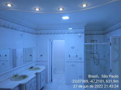 Vonios kambarys apgyvendinimo įstaigoje Acomodações Anfitriã