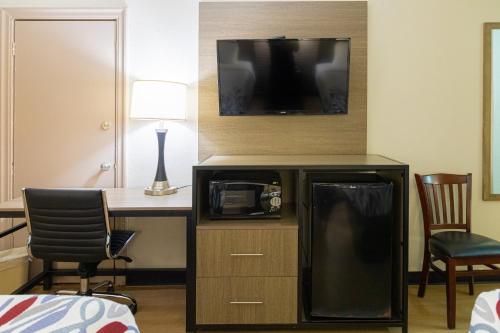 TV a/nebo společenská místnost v ubytování Red Roof Inn Savannah - Richmond Hill I-95