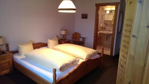 Postel nebo postele na pokoji v ubytování Pension Karolin