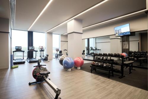 um ginásio com muito equipamento de exercício numa sala em Hyatt Place Melbourne Caribbean Park em Scoresby