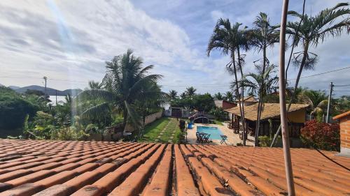 een uitzicht vanaf het dak van een huis met een zwembad bij Hostel Lagoa do Sol in Saquarema