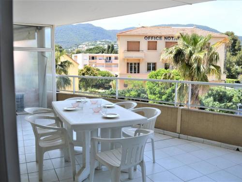 une table blanche et des chaises sur un balcon avec vue dans l'établissement Appartement T2 avec Terrasse et Garage en Plein Centre, 4 Couchages - Cavalaire-sur-Mer - FR-1-226B-105, à Cavalaire-sur-Mer