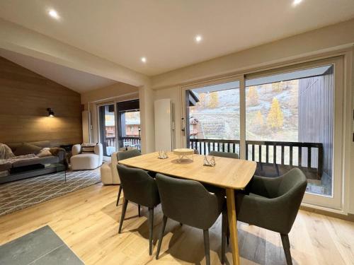 une salle à manger avec une table et des chaises dans l'établissement Duplex rénové au centre de Val d'Isère, 100m des pistes, 4/5 pers, Wifi, nombreux équipements - FR-1-518-90, à Val dʼIsère