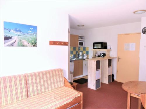 un salon avec un canapé et une table dans l'établissement Appartement T3 lumineux, balcon, accès direct aux pistes, piscine et navette gratuites - FR-1-267-199, au Corbier