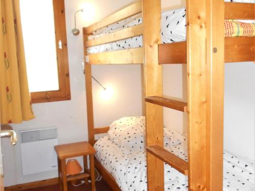 une chambre avec deux lits superposés dans une pièce dans l'établissement Appartement T3 lumineux, balcon, accès direct aux pistes, piscine et navette gratuites - FR-1-267-199, au Corbier