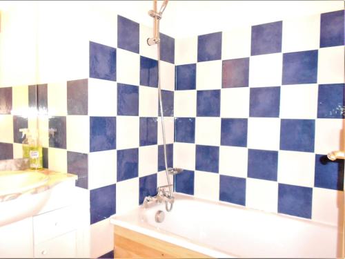une salle de bain avec un mur à carreaux noir et blanc dans l'établissement Appartement T3 lumineux, balcon, accès direct aux pistes, piscine et navette gratuites - FR-1-267-199, au Corbier