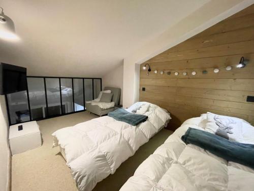 - une chambre avec 2 lits et une télévision dans l'établissement Duplex rénové au centre de Val d'Isère, 100m des pistes, 4/5 pers, Wifi, nombreux équipements - FR-1-518-90, à Val dʼIsère
