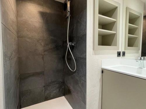 une salle de bain avec douche et lavabo dans l'établissement Duplex rénové au centre de Val d'Isère, 100m des pistes, 4/5 pers, Wifi, nombreux équipements - FR-1-518-90, à Val dʼIsère