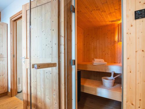 une porte ouverte vers un sauna avec toilettes dans l'établissement Chalet Landenoire · Ski-in/Ski-out · Sauna & Jacuzzi · Parking · WiFi · 8 Pers. - FR-1-344-777, à Saint-Martin-de-Belleville