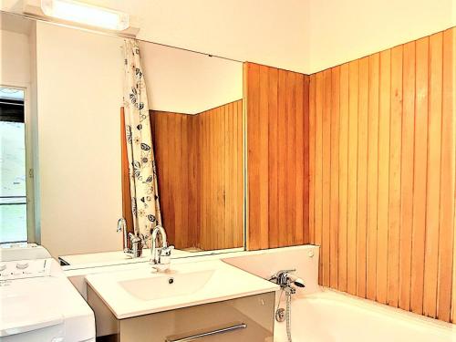une salle de bain avec un lavabo, des toilettes et une baignoire dans l'établissement Studio lumineux au centre avec balcon et piscine - FR-1-267-223, au Corbier