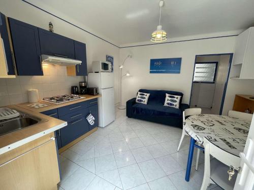 une cuisine et une salle à manger avec une table et une chambre avec un lit dans l'établissement Appartement Moderne 2 Pièces + Cabine, Terrasse, Proche Plage – Saint-Jean-de-Monts - FR-1-224C-204, à Saint-Jean-de-Monts