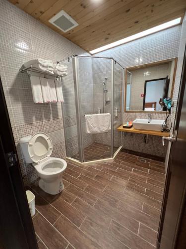 Un baño con ducha, inodoro y lavabo. en 樂樂茶民宿, en Yung-an-ts'un