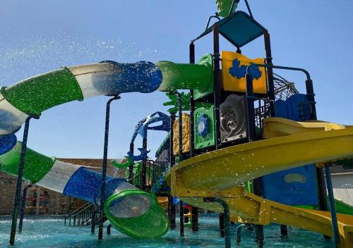un parco acquatico con uno scivolo d'acqua in acqua di استراحة ابهار a Jadīd