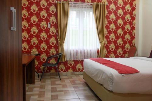 Un pat sau paturi într-o cameră la Edotel Manggala Syariah RedPartner