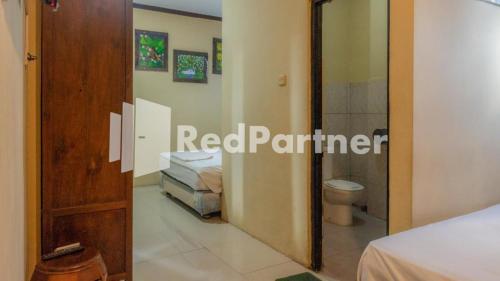 Vandhela Homestay Syariah Mitra RedDoorz tesisinde bir banyo