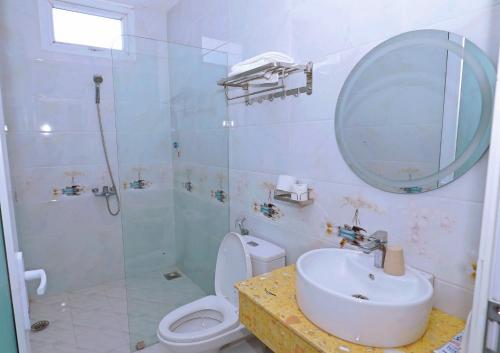Hung Vuong Hotel في بون ما توت: حمام مع مرحاض ومغسلة ومرآة