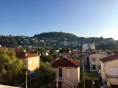 a city with houses and a hill in the background at Appt F2, Centre ville, 700m de la plage in Cannes