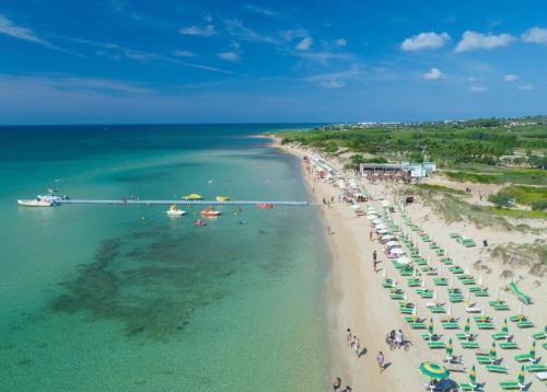 z góry widok na plażę z parasolami i osobami w obiekcie Villetta Salentorelax w mieście Salve