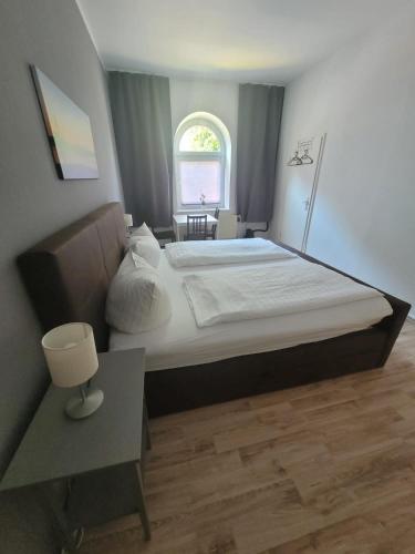 een slaapkamer met een groot bed en een raam bij Waldemar-Appartement in Rostock