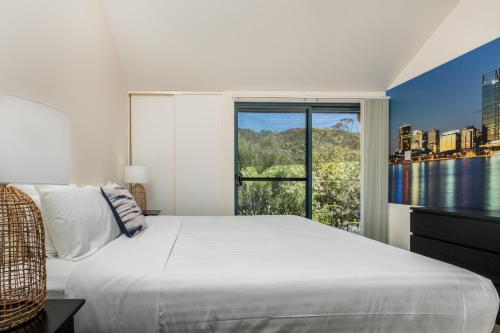 une chambre avec un grand lit et une grande fenêtre dans l'établissement Cosy Corner by the BnB Collection, à Albany