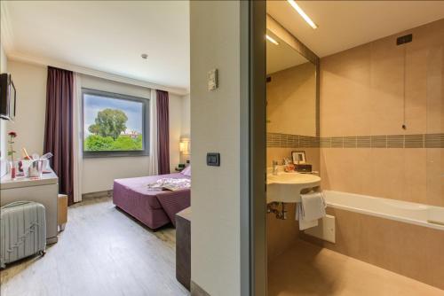 Kylpyhuone majoituspaikassa Ardeatina Park Hotel