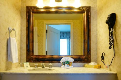 a bathroom with a sink and a mirror at Gaslamp Plaza Suites in San Diego