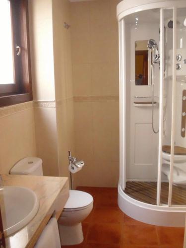 y baño con ducha, aseo y lavamanos. en Hostal La Mancha en Tarazona de la Mancha