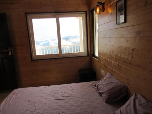 Katil atau katil-katil dalam bilik di The Great Escape Homestay, Gagar, Nainital