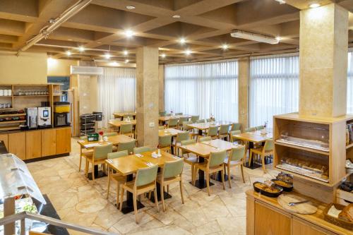 Restorāns vai citas vietas, kur ieturēt maltīti, naktsmītnē Ramon Suites by Smart Hotels