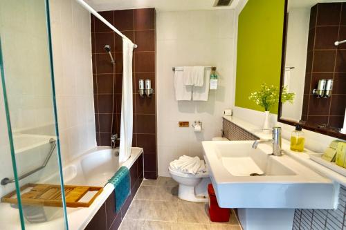 هوتل دي بانكوك في بانكوك: حمام مع حوض وحوض استحمام ومرحاض