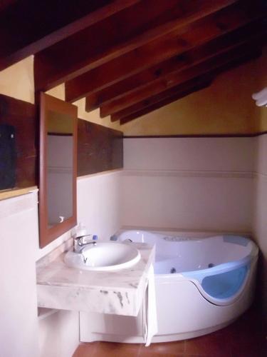 bagno con vasca e lavandino di Hostal La Mancha a Tarazona de la Mancha