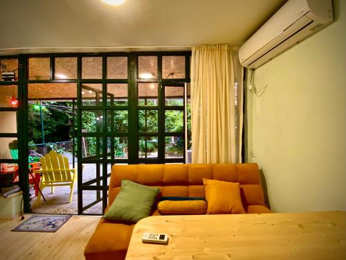 sala de estar con sofá y ventana grande en Gardens in Vake, Tbilisi en Tiflis