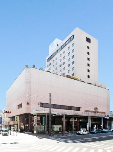 郡山市にある郡山ビューホテルアネックスの大きな白い建物とその前に駐車された車