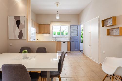 Dapur atau dapur kecil di A Homes Greece Kalamata - Urban Apartment 1 with Private Garden & Outdoor Space