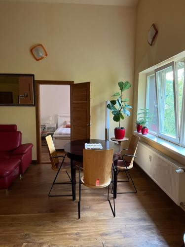 sala de estar con mesa de comedor y sillas en Apartamentai Palangos Centre, en Palanga