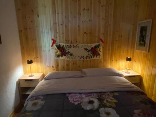 sypialnia z łóżkiem z 2 szafkami nocnymi i 2 lampami w obiekcie Parco gran paradiso w mieście Rhemes-Saint-Georges